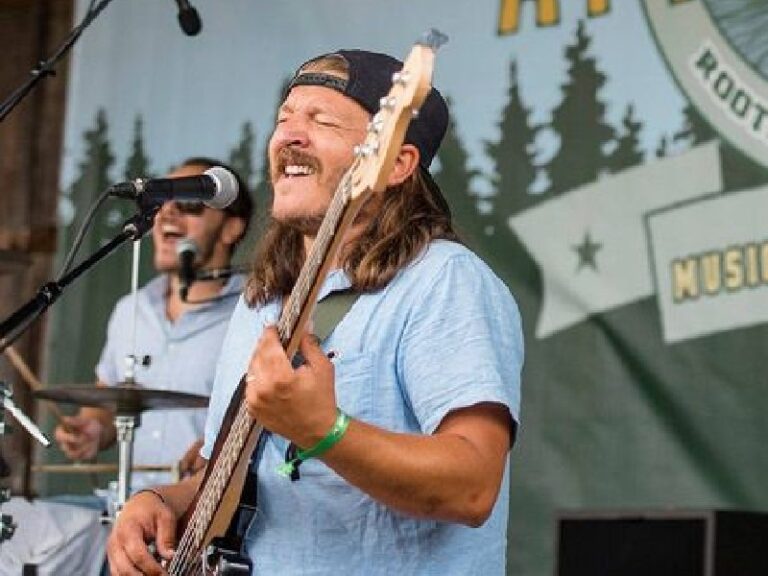 Alex and Riley singing on stage at Appaloosa